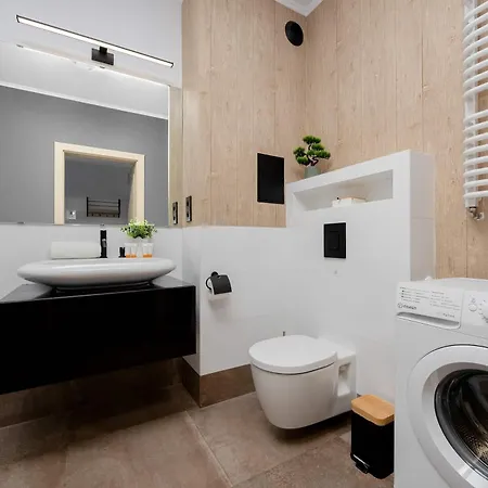 Stylish With Parking By Renters דירה ורשה