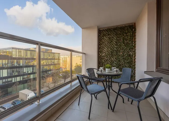 Stylish With Parking By Renters